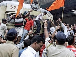 Ситуация в финансовой столице Индии Мумбаи (бывший Бомбей), охваченной в воскресенье протестами националистов, остается напряженной