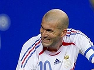 Капитан сборной Франции Зинедин Зидан получил "Золотой мяч" ФИФА как лучший футболист чемпионата мира по футболу, несмотря на то, что в финальной встрече с итальянцами в воскресенье он был удален за удар соперника головой