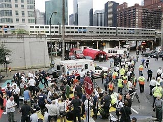 Сотни человек были эвакуированы вечером во вторник из метро Чикаго после того, как сошел с рельсов и загорелся вагон. ЧП произошло в вечерние часы пик, когда вагоны и станции были переполнены