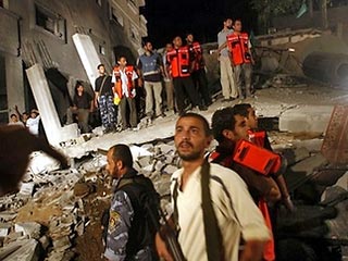 Израильские ВВС в ночь на среду нанесли серию воздушных ударов по целям в секторе Газа. Шесть палестинцев, включая трех детей, погибли под обломками трехэтажного здания, разрушенного ударом израильского боевого самолета в городе Газа