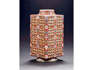 Уникальная китайская фарфоровая ваза, подаренная в 1940 году уборщице при выходе на пенсию хозяевами одного из лондонских особняков, продана с аукциона в Лондоне за 92 тыс. фунтов стерлингов. Как выяснилось, ваза является произведением эпохи династии Цинь