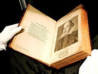 На аукционе Sotheby's в Лондоне на торги выставлен редкий экземпляр первого издания пьес Уильяма Шекспира, предварительно оцененный в 4,3-6,1 млн долларов США