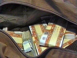 Трое злоумышленников, угрожая пистолетом бухгалтеру одного из предприятий, похитили сумку с 1 млн 400 тыс. рублей, которые были предназначены для выдачи заработной платы, и скрылись на автомобиле