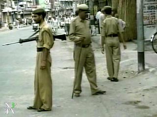 Полиция Индии задержала в четверг несколько сотен человек в связи с расследованием взрывов в Мумбаи (Бомбее), унесших жизни около 200 человек
