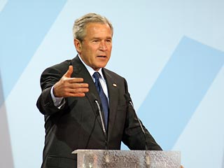 С самого начала эскалации конфликта Джордж Буш в него не вмешивается. В четверг, приехав с визитом в Германию перед поездкой в Россию на саммит "восьмерки", он напомнил, что "Израиль имеет право на самозащиту"
