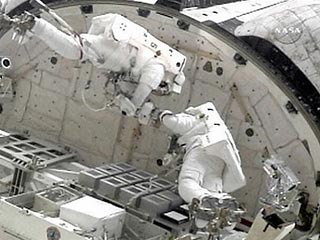 Космическое агентство NASA взяло под наблюдение шпатель, который американский астронавт Пирс Селлерс потерял во время проведения ремонтных работ в открытом космосе