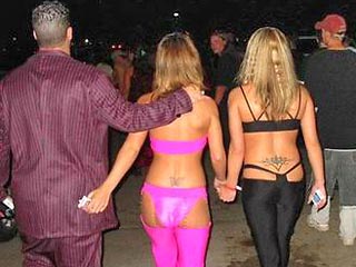 В Великобритании полиция советует женщинам, намеревающимся пойти куда-нибудь повеселиться, надевать красивые трусы на тот случай, если они пьяные упадут на улице
