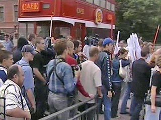 Около 500 антиглобалистов попытались устроить в центре Санкт-Петербурга шествие. Несанкционированная акция была пресечена ОМОНом
