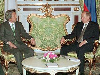 На переговорах с премьером Коидзуми Путин заверил, что Россия хочет заключить мирный договор с Японией