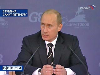 Россия сама будет выбирать свои пути развития демократии в стране, заявил Владимир Путин на брифинге в ночь на воскресенье в Стрельне