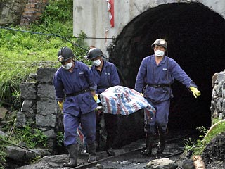 В результате взрыва на шахте на севере Китая погибли по меньшей мере 18 человек, 39 заблокированы внутри шахты, сообщает в воскресенье китайское информационное агентство Xinhua