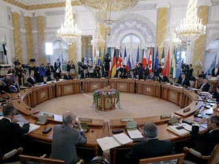В пригороде Санкт-Петербурга Стрельне в понедельник завершился саммит "большой восьмерки", который впервые проходил под председательством России