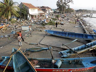 По меньшей мере, 262 погибли и 160 пропали без вести в результате разрушительного цунами, обрушившегося накануне на западное побережье индонезийского острова Ява (Индонезия)