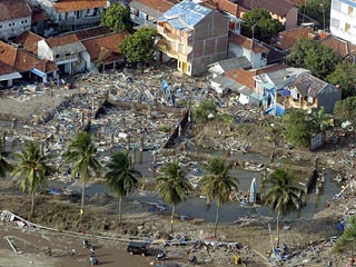 Наибольшие людские потери понес пляжный курорт Пангандаран в 270 км к юго-востоку от Джакарты. Волны повредили многие гостиницы на побережье, некоторые здания разрушены, на сушу выброшены небольшие суда