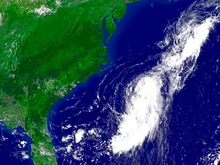     Тропический шторм "Берил", зародившийся еще в минувший вторник в Атлантическом океане, надвигается на северо-восток США
