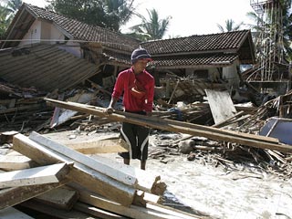Индонезийские спасатели обнаружили за минувшие сутки на южном побережье Явы тела еще 100 человек, погибших в результате цунами, обрушившегося 17 июля на этот самый густонаселенный остров мира