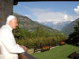 С  призывом к миру Бенедикт XVI обратился во время проповеди перед традиционной воскресной молитвой "Angelus" в горном местечке Ле-Комб в альпийской области Валь-д'Аоста, где он проводит летний отпуск