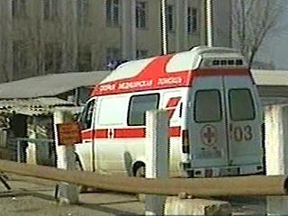 В центре Назрани у городской больницы во время прохождения автоколонны с пограничниками произошел взрыв. По предварительным данным, взрывное устройство было заложено на обочине автодороги, по которой проезжала колонна