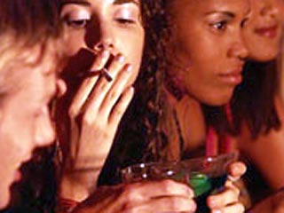 Новое исследование помогает объяснить, почему курящие люди на попойках выпивают больше, чем некурящие