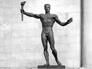 Выставка в Германии любимого скульптора Гитлера Арно Брекер собирает огромные толпы. Именно Брекер был создателем статуй мускулистых арийцев, которые украшали берлинскую канцелярию Гитлера
