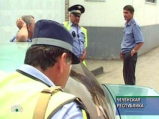 В Чечне за минувшие сутки в райотдел внутренних дел явились с повинной и добровольно сдали оружие еще девять участников незаконных вооруженных формирований