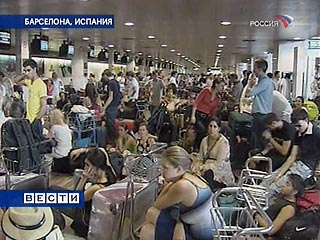В международном аэропорту Барселоны Prat, который оказался парализован забастовкой наземного персонала авиакомпании Iberia, в субботу царит хаос