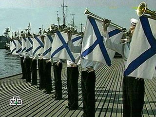 Российские военные моряки отмечают День ВМФ