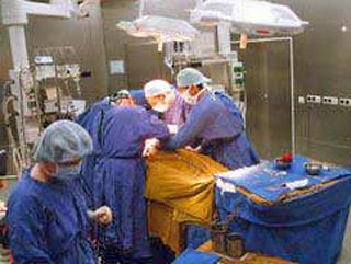 Врачи из юго-западного китайского мегаполиса Чунцин провели операцию по пересадке сердца 6-месячному ребенку, у которого при рождении этот орган находился в брюшной полости. Как сообщает сегодня газета China Dayli, данная аномалия случается у одного из се