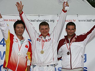 Виталий Фокеев (на фото - в центре)