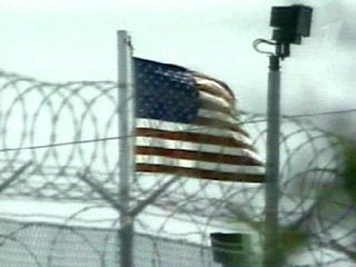 Как оказалось, пытки заключенных - не самая шокирующая черта базы Гуантанамо. Американское министерство обороны задокументировало сотни случаев нападения заключенных базы Гуантанамо на охранников, которые утверждают, что над ними издевались не лучше