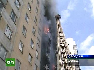 Пожар в 12-этажном жилом доме на юго-востоке Москвы в микрорайоне "Жулебино" полностью потушен
