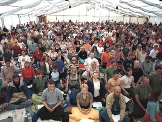 Всемирный медитационный марафон начался воскресным вечером в немецком городе Касселе, куда на свой ежегодный крупнейший европейский форум съехались тысячи буддистов из 45 стран