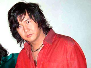 Баглан Садвакасов был гитаристом и солистом группы "А-Студио", а также сам писал песни