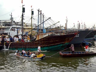 Более 100 китайских рыбаков терпят бедствие в зоне тайфуна у морского побережья Гуанси-Чжуанского автономного района Китая, сообщил в пятницу штаб по борьбе с наводнениями и засухой города Бэйхай автономного района