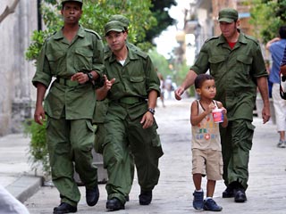 Кубинское правительство, ведомое братом Фиделя Раулем, мобилизовало силы гражданской обороны и потребовало от резервистов отмечаться в сборных военных пунктах каждый день