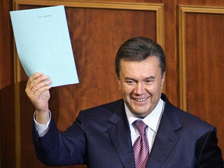Депутаты Верховной Рады Украины в ночь на субботу утвердили единым списком состав нового правительства страны, которое возглавил лидер Партии регионов Виктор Янукович
