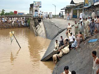 Число погибших при обрушении моста в Пакистане возросло до ста человек