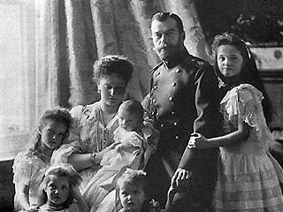 Мосгорсуд в понедельник отменил решение Тверского суда столицы, в котором потомкам царской семьи Романовых было отказано в реабилитации царя Николая II и членов его семьи