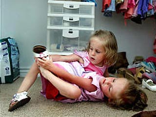 В Детском медицинском центре в Солт-Лейк-Сити в американском штате Юта началась операция по разделению 4-летних сиамских сестер-близнецов Кендры и Мэлайи Херрин