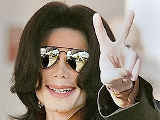 Майкл Джексон обвиняет своих бывших помощников в том, что они пытались сделать его банкротом