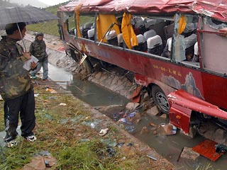 В катастрофе автобуса в южной китайской провинции Юньнань пострадали 11 человек, еще 24 числятся пропавшими без вести