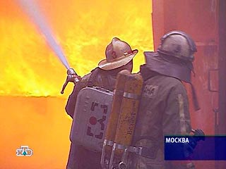 Пожар на улице Михалковская, дом 48, корпус 2 (Северный округ столицы), в здании автосервиса, начался примерно в 19:20