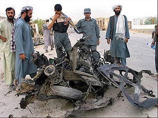 В Афганистане автомобиль, за рулем которого сидел водитель-смертник, протаранил одну из машин автоколонны НАТО. Погиб один военнослужащий