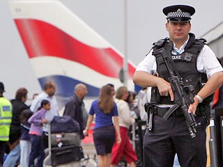 Снизить уровень оценки террористической угрозы в Великобритании, который достигает максимальной, "критической" отметки, станет возможным не раньше, чем через "несколько недель"