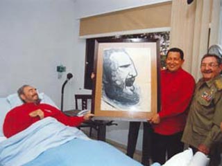 Еще на одном снимке запечатлено, как Чавес показывает привезенный им в подарок к 80-летию портрет команданте