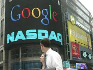 Жертвой ошибки при вводе стал американский инвестор, акции Google которого неделю назад вместо 380 долларов за акцию ушли с молотка биржевого дома за 38 долларов - почти в течение двух минут котировка акций Google на бирже Nasdaq колебалась от 37,81 до 38