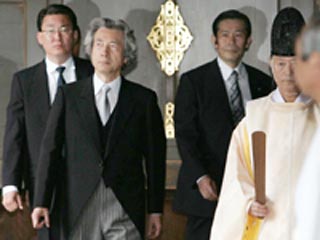 Предпринятый во вторник премьер-министром Японии Дзюнъитиро Коидзуми демонстративный поход в синтоистский храм Ясукуни вызвал в самой Японии критику со стороны не только оппозиции, но и политических деятелей из правящего лагеря