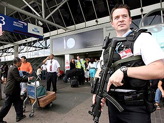 Высокопоставленные руководители Скотланд-Ярда, представляющие мусульманскую общину, критикуют систему выявления подозрительных авиапассажиров, в число которых попадают и мусульмане