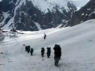 Группа российских альпинистов - членов экспедиции "К2 Кузбасс-2006", которая пыталась покорить вершину К-2 (Чогори) в Пакистане, - попала под лавину