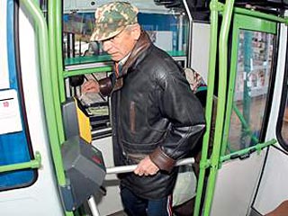 Из-за несознательности москвичей в автобусах оставят турникеты